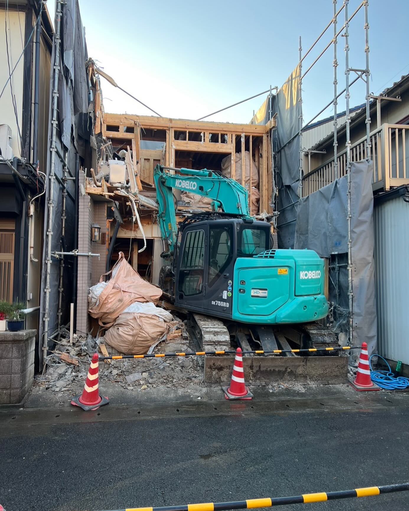 解体工事中の重機と建物写真